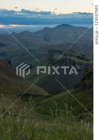 ニュージーランド ホークス・ベイ地方にあるテ・マタ・ピーク頂上からの風景と夕焼け空 ニュージーランド ホークス・ベイ地方にあるテ・マタ・ピーク頂上からの風景と夕焼け空 129087665