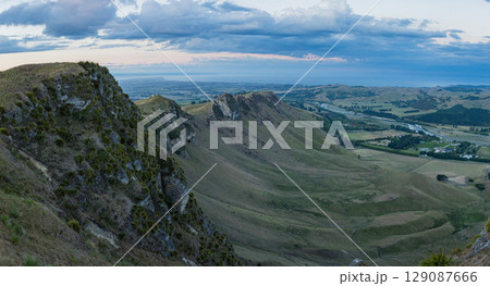 ニュージーランド　ホークス・ベイ地方にあるテ・マタ・ピーク頂上からの夕方の風景 129087666