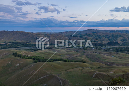 ニュージーランド　ホークス・ベイ地方にあるテ・マタ・ピーク頂上からの夕方の風景 129087669