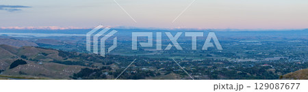 ニュージーランド　ホークス・ベイ地方にあるテ・マタ・ピーク頂上からの早朝の風景 129087677