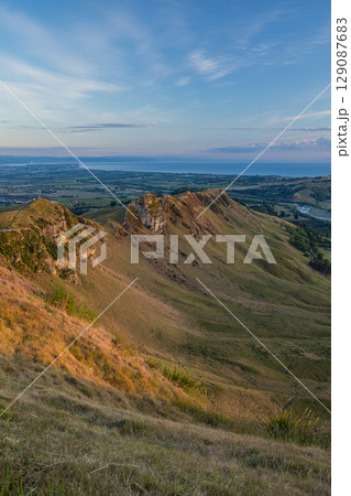 ニュージーランド ホークス・ベイ地方にあるテ・マタ・ピーク頂上からの早朝の風景 ニュージーランド ホークス・ベイ地方にあるテ・マタ・ピーク頂上からの早朝の風景 129087683