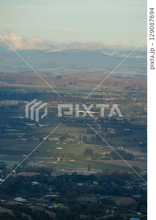 ニュージーランド　ホークス・ベイ地方にあるテ・マタ・ピーク頂上からの朝の風景 129087694