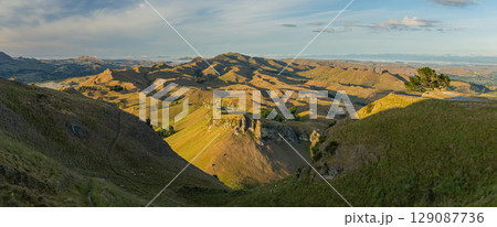 ニュージーランド　ホークス・ベイ地方にあるテ・マタ・ピーク頂上からの朝の風景 129087736