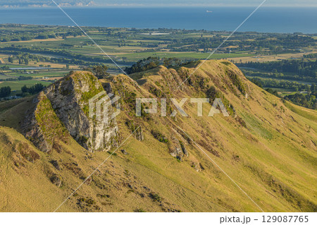 ニュージーランド　ホークス・ベイ地方にあるテ・マタ・ピーク頂上からの朝の風景 129087765