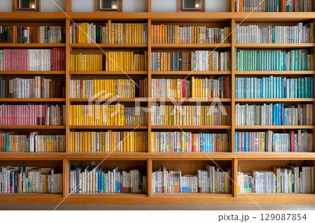 【アンティーク本棚のクラシック装丁】重厚な知識と歴史を感じる書斎イメージ 129087854