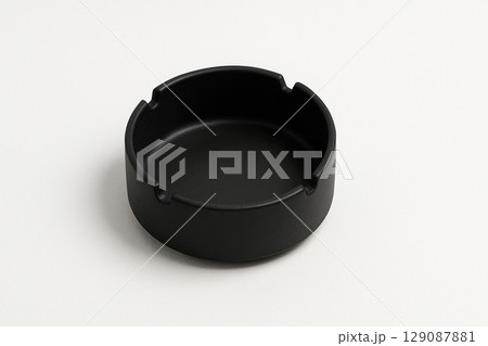 白い背景に置かれたシンプルな黒い灰皿 129087881