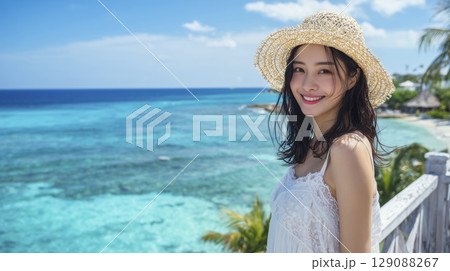 夏のリゾート地でバカンスを楽しんでいる女性 129088267