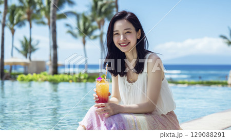 夏のリゾート　プールサイドでバカンスを楽しんでいる女性 129088291