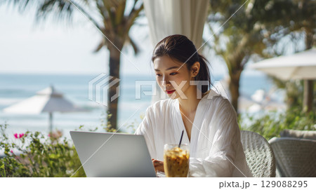夏のリゾート地で優雅に仕事をしている女性 129088295