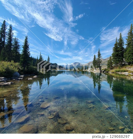 山々と水面に映る澄み切った青空 山々と水面に映る澄み切った青空 129088297