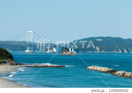 鳴門海峡と大鳴門橋(徳島側からの眺め) 鳴門海峡と大鳴門橋(徳島側からの眺め) 129088562