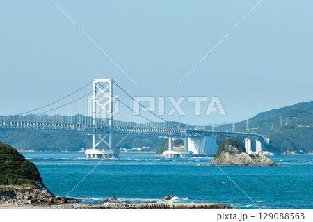 鳴門海峡と大鳴門橋（徳島側からの眺め） 129088563