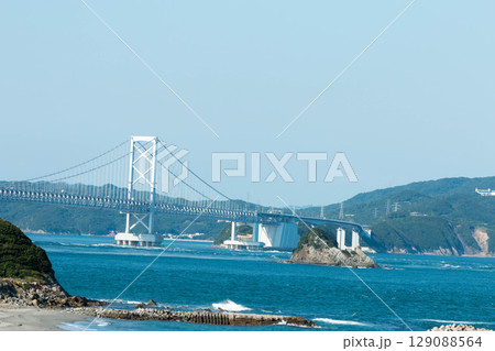 鳴門海峡と大鳴門橋(徳島側からの眺め) 鳴門海峡と大鳴門橋(徳島側からの眺め) 129088564