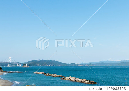 鳴門海峡と大鳴門橋（徳島側からの眺め） 129088568