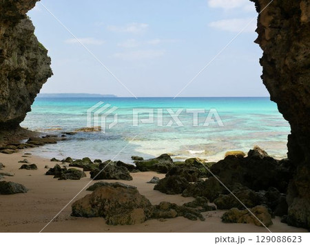宮古島 砂山 花石洞窟と冬の海 (沖縄県) 宮古島 砂山 花石洞窟と冬の海 (沖縄県) 129088623