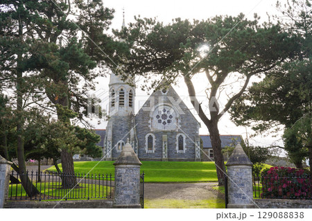 森の中に建つ教会 129088838