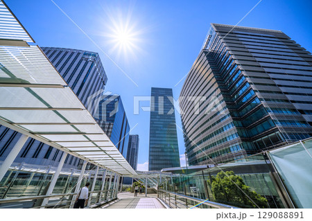 日本の横浜都市景観 7月。新高島駅前のビジネス街などを望む 129088891
