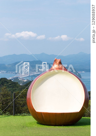 鳴門海峡と大鳴門橋(淡路島からの眺め) 鳴門海峡と大鳴門橋(淡路島からの眺め) 129088937