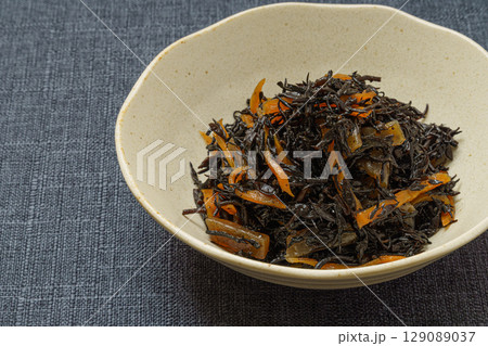 ひじきの煮物｜和食の定番副菜 129089037