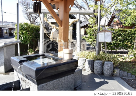 松本市 まつもと湧水巡り 松本神社前井戸と新緑 松本市 まつもと湧水巡り 松本神社前井戸と新緑 129089165