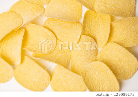 Round corn tortilla chips isolated on white studio background 129089173