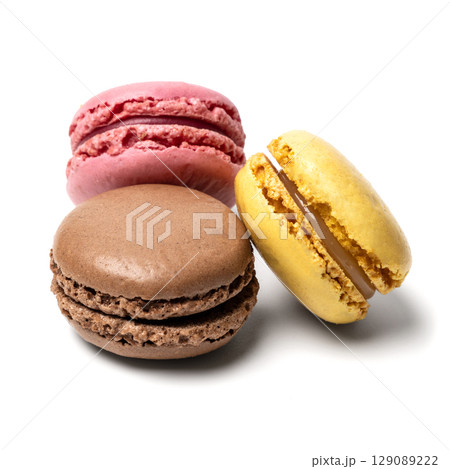 Small colorful tasty sweet original classic macaroons cakes isolated on white studio background Small colorful tasty sweet original classic macaroons cakes isolated on white studio background 129089222
