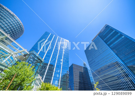 日本の横浜都市景観 7月。新高島駅前のビジネス街などを望む 129089899