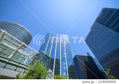 日本の横浜都市景観 7月。新高島駅前のビジネス街などを望む 129089900