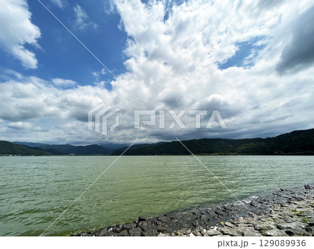 青空と余呉湖 129089936