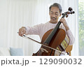 チェロを弾くシニア男性 129090032