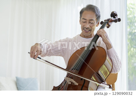 チェロを弾くシニア男性 129090032