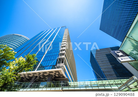 日本の横浜都市景観 7月。新高島駅前のビジネス街などを望む 日本の横浜都市景観 7月。新高島駅前のビジネス街などを望む 129090488