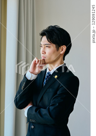 考え事をしている20代の若い弁護士 考え事をしている20代の若い弁護士 129091245