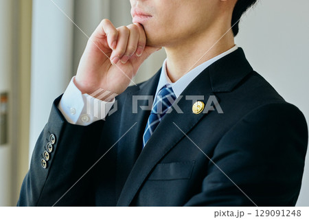 考え事をしている20代の若い弁護士 考え事をしている20代の若い弁護士 129091248