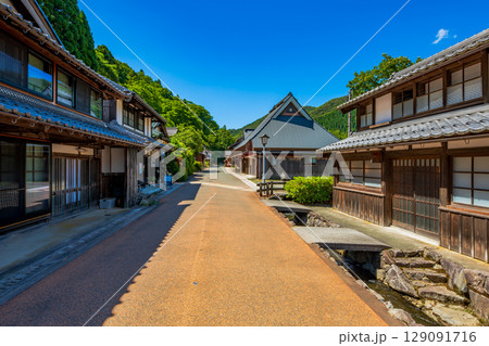 福井県　重要伝統的建造物群保存地区　熊川宿の町並み 129091716