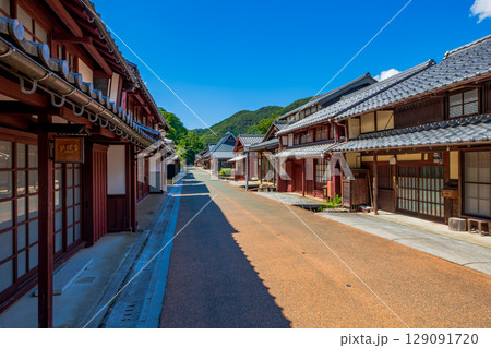福井県　重要伝統的建造物群保存地区　熊川宿の町並み 129091720