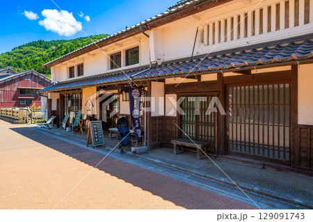 福井県　重要伝統的建造物群保存地区　熊川宿の町並み 129091743