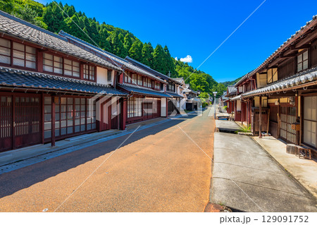 福井県　重要伝統的建造物群保存地区　熊川宿の町並み 129091752