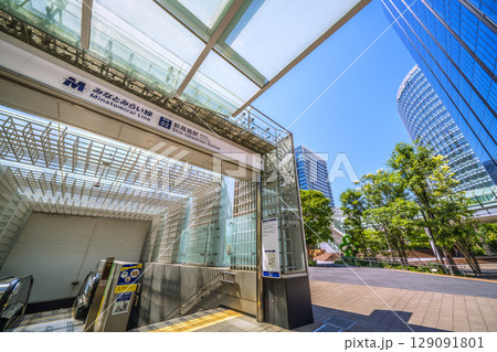 日本の横浜都市景観 7月。新高島駅やビジネス街などを望む 日本の横浜都市景観 7月。新高島駅やビジネス街などを望む 129091801