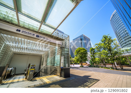 日本の横浜都市景観 7月。新高島駅やビジネス街などを望む 日本の横浜都市景観 7月。新高島駅やビジネス街などを望む 129091802