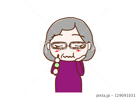 （上半身正面）三色団子を美味しく堪能し味わう高齢の女性 129091831