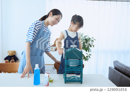 かき氷を一緒に作る親子の夏の思い出シーン 129091858