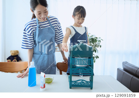かき氷を一緒に作る親子の夏の思い出シーン 129091859