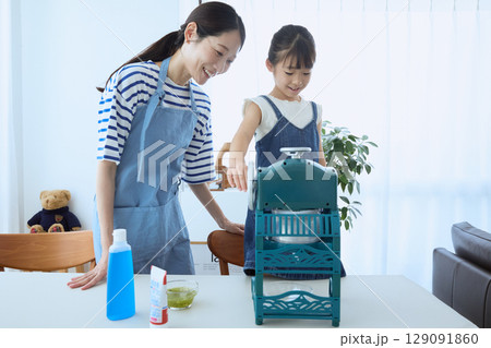 かき氷を一緒に作る親子の夏の思い出シーン 129091860