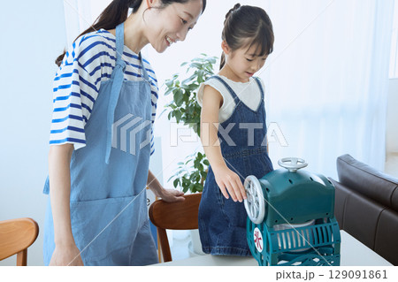 かき氷を一緒に作る親子の夏の思い出シーン 129091861