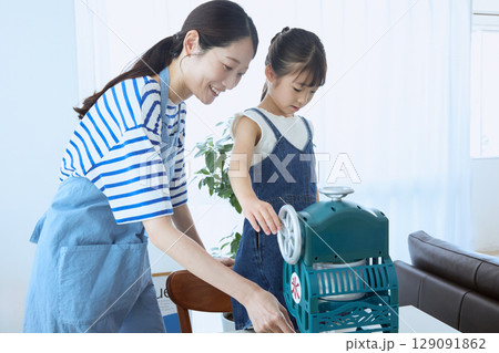 かき氷を一緒に作る親子の夏の思い出シーン 129091862