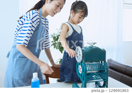 かき氷を一緒に作る親子の夏の思い出シーン 129091863