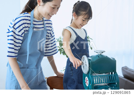 かき氷を一緒に作る親子の夏の思い出シーン 129091865