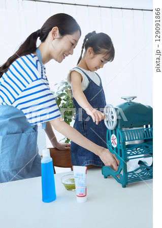 かき氷を一緒に作る親子の夏の思い出シーン 129091866