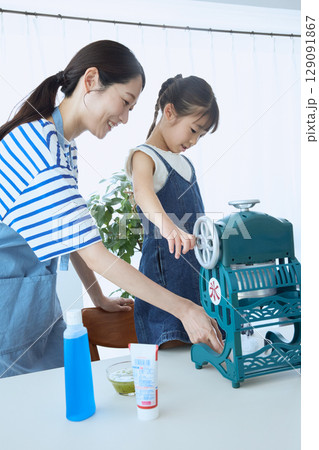 かき氷を一緒に作る親子の夏の思い出シーン 129091867